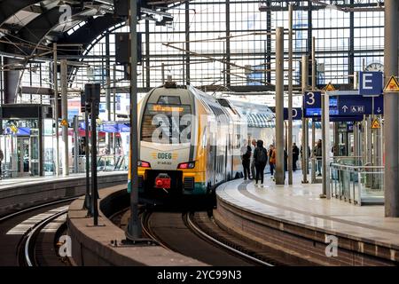 Eisenbahnverkehr am Bahnhof Berlin-Friedrichstraße. RegionalExpress Zug der ODEG, RE8 Ziel Wittenberge. DEU, Deutschland, Berlin, 20.10.2024 *** Bahnverkehr am Bahnhof Berlin Friedrichstraße Regionalexpress der ODEG, RE8 Richtung Wittenberge DEU, Deutschland, Berlin, 20 10 2024 Stockfoto