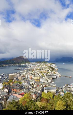 Blick auf Meer und Alesund auf der Norwegischen Küste Stockfoto