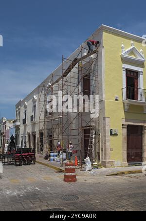 Arbeiter, die eine Hausfassade in Campeche, Mexiko, Zentralamerika renovieren Stockfoto