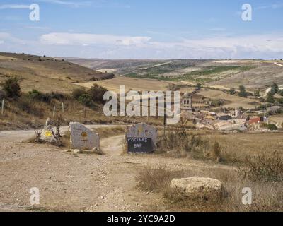 Ankunft in einem klassischen Pilgerdorf, versteckt in einem kleinen Tal der Meseta, Hontanas, Kastilien und Leon, Spanien, Europa Stockfoto