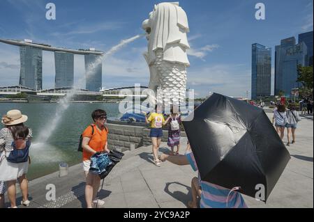 20.08.2016, Singapur, Republik Singapur, Asien, Touristen besuchen den Merlion Park mit der Figur des Merlion entlang des Singapore River in Marina Stockfoto