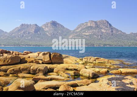 Die Hazards Mountains im Freycinet National Park fotografiert von Coles Bay, Tasmanien, Australien, Ozeanien Stockfoto