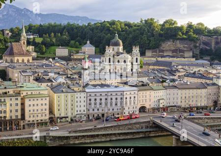 Staatsbrücke, Rudolfskai, Griesgasse, Kollegienkirche und Stift Sankt Peter fotografiert vom Kapuziner Mon Stockfoto