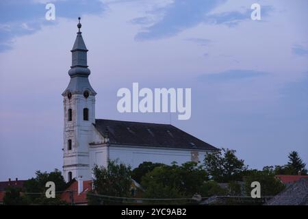 Die heutige reformierte Kirche wurde 1769 erbaut und der Glockenturm wurde 1825 in Koveskal, Ungarn, Europa hinzugefügt Stockfoto