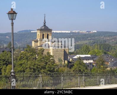 Die Kirche San Nicolas de Bari aus dem 17. Jahrhundert, Molinaseca, Kastilien und Leon, Spanien, Europa Stockfoto