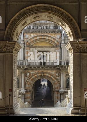 Auf der Gianttreppe im Innenhof des Dogenpalastes (Palazzo Ducale), Venedig, Venetien, Italien, Europa Stockfoto