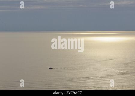 Einsame Fischer segeln vor Sonnenuntergang nach Hause, entlang der Tyrrhenischen Küste, Maratea, Basilicata, Italien, Europa Stockfoto