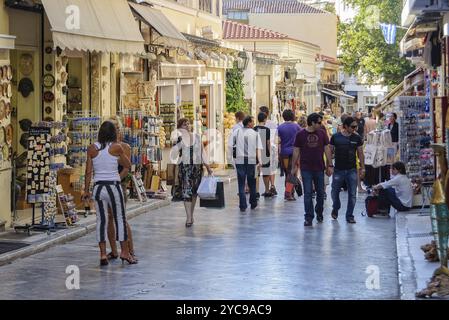 Touristen kaufen und schlendern in den engen kopfsteingepflasterten Straßen von Plaka, Athen, Griechenland und Europa Stockfoto