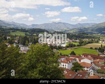 Wunderschöner Panoramablick auf die Stadt und die umliegende grüne Landschaft mit den Bergen im Hintergrund von der Mendiguren Zitadelle, Saint Jean Stockfoto