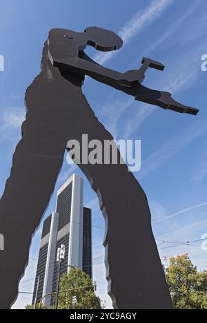 Die Skulptur, Hammering man, entworfen von jonathan borofsky, in der Nähe des frankfurter Messegeländes, frankfurt am Main Stockfoto