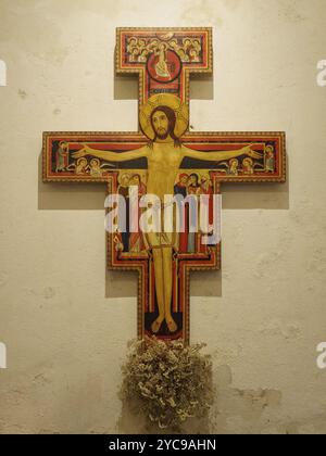 Eine Nachbildung der Christusfigur aus dem 12. Jahrhundert in der vorromanischen Kirche Santa Maria la Real, O'Cebreiro, Galicien, Spanien, Europa Stockfoto