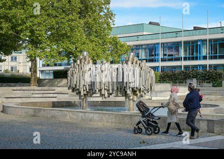 U-Bahn-Brunnen von Rolf Hartmann, Rathaus, Marktplatz, Porschestraße, Wolfsburg, Niedersachsen, Deutschland, Röhrenbrunnen von Rolf Hartmann, Rathaus, M Stockfoto