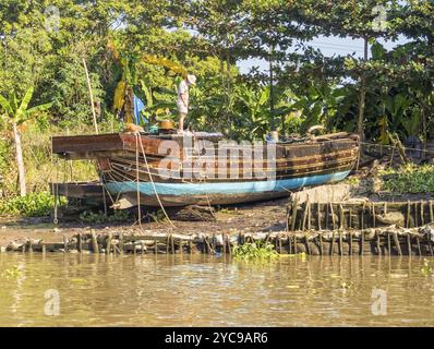 Traditionelles Frachtschiff im Mekong Delta in Reparatur, Vinh Long, Vietnam, Asien Stockfoto