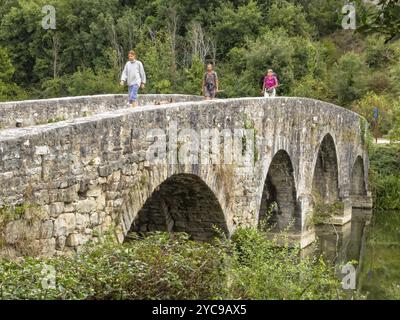 Pilger auf der mittelalterlichen Steinbrücke über den Fluss Ulzama, Trinidad de Arre, Navarra, Spanien, Europa Stockfoto