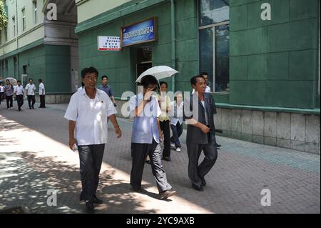 08.08.2012, Pjöngjang, Nordkorea, Asien, Nordkoreaner spazieren entlang einer Straße im Zentrum der Hauptstadt Pjöngjang, Asien Stockfoto