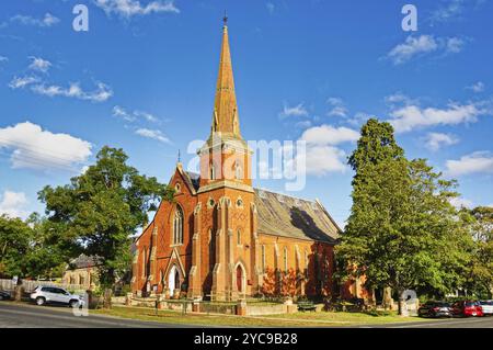 Diese beeindruckende Kirche aus roten Backsteinen, früher als Wesleyan oder Methodist Church bekannt, wurde um 1865 in Daylesford, Victoria, Australien, erbaut. Stockfoto