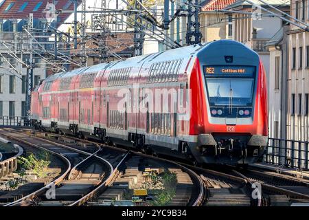 Eisenbahnverkehr am Bahnhof Berlin-Friedrichstraße. RegionalExpress Zug der Deutschen Bahn RE2 Ziel Cottbus DEU, Deutschland, Berlin, 20.10.2024 *** Bahnverkehr am Bahnhof Berlin Friedrichstraße Regionalexpress der Deutschen Bahn RE2 Ziel Cottbus DEU, Deutschland, Berlin, 20 10 2024 Stockfoto