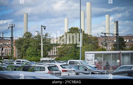 Mitarbeiterparkplatz, Fabrik, Heck VW-Kraftwerk Nordstraße, Autostadt Volkswagen, Wolfsburg, Niedersachsen, Deutschland, Miarbeiter-Parkplatz, Werk, hin Stockfoto