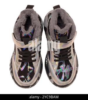 Blick von oben auf stilvolle Kinderschuhe mit metallisch schillerndem Design, isoliert auf weißem Hintergrund. Verspielte, auffällige Schuhe, perfekt für aktive Kinder Stockfoto