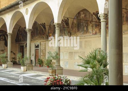 Fresko dekorierte Arkade im Innenhof des Krankenhauses der Unschuldigen (Ospedale delli Innocenti), Florenz, Toskana, Italien, Europa Stockfoto