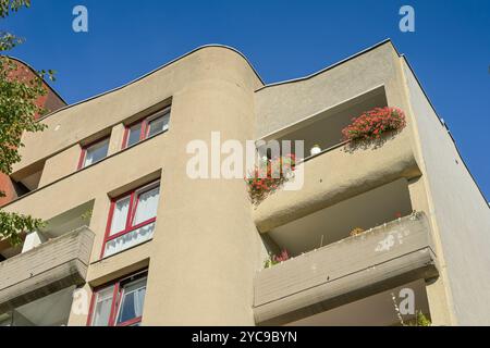 Betonwohnhaus im brutalistischen Stil, Fehlerstraße, Wilmersdorf, Charlottenburg-Wilmersdorf, Berlin, Deutschland, Wohnhaus aus Beton im St Stockfoto