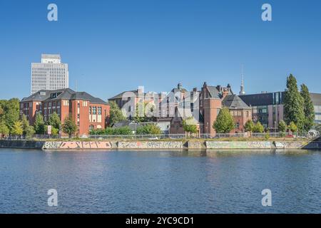 Alexanderufer, Humboldthafen, Altbauten der Charité mit Medizinhistorischem Museum, Mitte, Berlin, Deutschland, Altbauten der Charité mit Medizinhisto Stockfoto