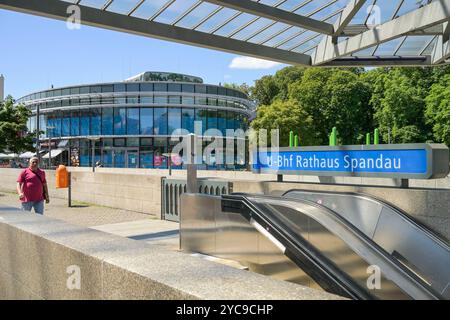 U-Bahn-Station Rathaus Spandau, Casino, Ellipse am Rathaus Spandau, Altstädter Ring, Spandau, Berlin, Deutschland, U-Bahnhof Rathaus Spandau, Spielb Stockfoto