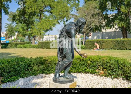 Der Ballspieler, Statue von Walter Schott, Luisenhain, Alt-Köpenick, Köpenick, Treptow-Köpenick, Berlin, Deutschland, die Kugelspielerin, Statue von Walter Stockfoto