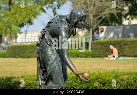 Der Ballspieler, Statue von Walter Schott, Luisenhain, Alt-Köpenick, Köpenick, Treptow-Köpenick, Berlin, Deutschland, die Kugelspielerin, Statue von Walter Stockfoto