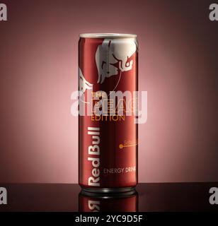 Istanbul, Türkei - 20. Oktober 2024: Nahaufnahme der Redbull Peach Edition kann auf schwarzer reflektierender Oberfläche isoliert werden Stockfoto