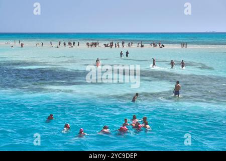 Sharm El Sheikh, Ägypten - 28. April 2024: Weiße Insel im Roten Meer, Naturschutzgebiet Ras Mohammed, seichtes Wasser bei Flut. Meeresausflug, Touris Stockfoto