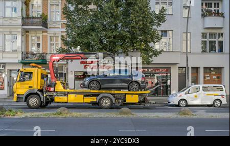 BVG schleppt illegal geparkte Autos auf der Busspur, Hauptstraße, Schöneberg, Tempelhof-Schöneberg, Berlin, Deutschland, BVG schleppt Falschparker auf der Stockfoto