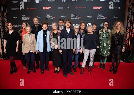 Henriette REKER, Oberbuergermeisterin der Stadt Köln, Mitte, Leopold HOESCH, Produzent, hintere Reihe Mitte, sowie die Protagonistinnen ohne Reihenfolge Amrei BAUER, Marina GRASSE, Renate HELLWEG, Solveig LEO, Ulrike POPPE, Tina POWILEIT, Gabriele STOETZER und Roswitha VERHUELSDONK, Roter Teppich, Red Carpet Show, Ankunft, Ankunft, Fotocall für den Dokumentarfilm DIE UNBEUGSAMEN auf dem Filmfestival Köln 2024 in Köln, 21.10.2024. *** Henriette REKER, Bürgermeisterin der Stadt Köln, Zentrum, Leopold HOESCH, Produzentin, Zentrum der hinteren Reihe, ebenso wie die Protagonisten ohne besondere Ordnung Amrei Stockfoto