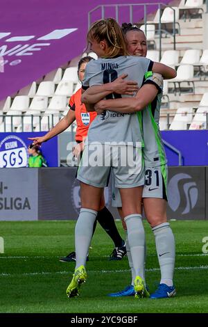 20.10.2024, Fussball: Google Pixel Frauen-Bundesliga, Saison 2024/2025, 07. Spieltag, SGS Essen - VfL Wolfsburg im Stadion an der Hafenstraße in Essen. Marina Hegering (VfL Wolfsburg, #31) umarmt vor Freude die Torschuetzin zum Tor zum 1:0 Janina Minge (VfL Wolfsburg, #06). Wichtiger Hinweis: Gemaess den Vorgaben der DFL Deutsche Fussball Liga bzw. Des DFB Deutscher Fussball-Bund ist es untersagt, in dem Stadion und/oder vom Spiel angefertigte Fotoaufnahmen in Form von Sequenzbildern und/oder videoaehnlichen Fotostrecken zu verwerten bzw. Verwerten zu lassen. Foto: Kirchner-Media/TH Stockfoto