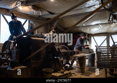 Soulaines-Dhuys (Nordostfrankreich): Arbeit mit Ton in der Royer Töpferei und Fliesenfabrik nach traditionellen Techniken für 6 Generationen, maki Stockfoto