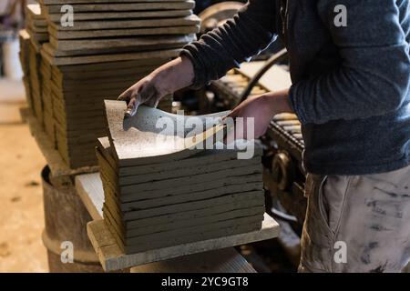 Soulaines-Dhuys (Nordostfrankreich): Arbeit mit Ton in der Royer Töpferei und Fliesenfabrik nach traditionellen Techniken für 6 Generationen, maki Stockfoto