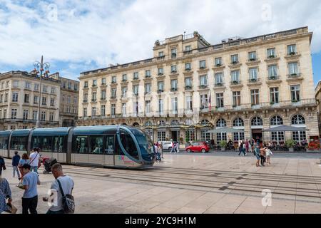 Bordeaux (Südwestfrankreich): Straßenbahn im Stadtzentrum, vor dem Luxushotel? Grand Hôtel de Bordeaux & Spa? In der Place de la Comédie? Quadrat Stockfoto