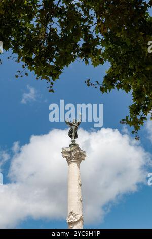 Bordeaux (Südwestfrankreich): Säule und Denkmal für die Girondine am Place des Quinconces? Quadrat, mit der Bronzestatue Liberty, die ihr CH bricht Stockfoto