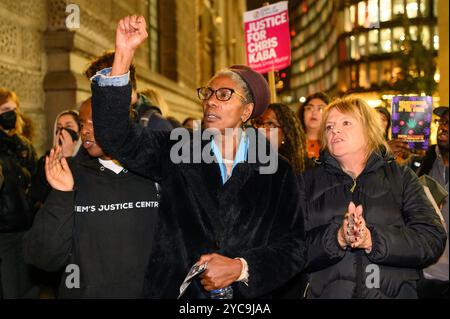 London, Großbritannien. 21. Oktober 2024. Menschen versammelten sich vor dem Central Criminal Court (Old Bailey), um gegen den Freispruch des Mörders von Chris Kaba zu protestieren. Martyn Blake erschoss Chris Kaba während eines Polizeifahrzeugstopps in Streatham im September 2022. Anrede: Andrea Domeniconi/Alamy Live News Stockfoto