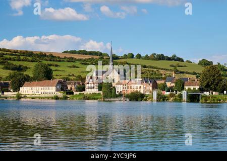 Les Andélys (Nordfrankreich): Überblick über die Stadt und die seine *** örtlicher Bildtitel *** Stockfoto