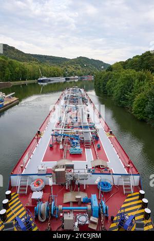 Schubboot, Schleppboot und sein flüssiger Frachtkahn segeln die seine hinauf, hier an der Schleuse von Poses-Amfreville, Amfreville-sous-les-Monts (Norden) Stockfoto