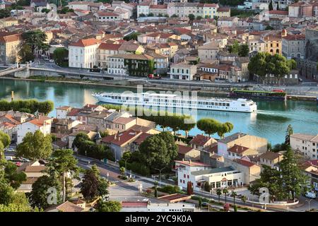 Tain-l'Hermitage (Südostfrankreich): Blick auf die Ufer der Rhone und die Städte Tain-l'Hermitage und Tournon-sur-Rhône. Bar für Bootstouren auf dem Fluss Stockfoto