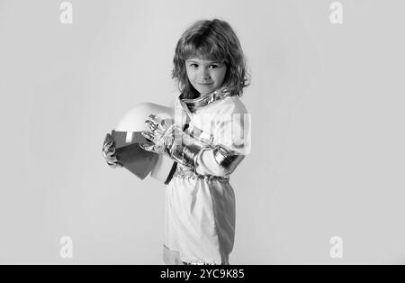 Kleines Kind will einen Astronautenhelm im Weltraum fliegen. Speicherplatz kopieren. Stockfoto