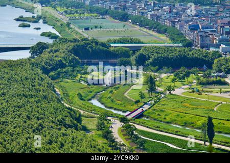 Ulsan, Südkorea - 14. Juni 2018: Aus der Vogelperspektive eines Springbrunnens im Taehwa River National Garden, Ulsan, Südkorea, umgeben von üppigem Grün Stockfoto