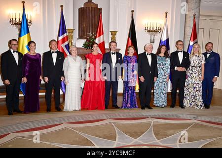 Prinz Daniel von Schweden, Kronprinzessin Victoria von Schweden, Björn Skulason, Halla Tomasdottir, Königin Mary von Dänemark, König Frederik X. von Dänemark, Elke Büdenbender, Frank-Walter Steinmeier, Suzanne Elizabeth Innes-Stubb, Alexander Stubb, Kronprinzessin Mette-Marit von Norwegen und Kronprinz Haakon von Norwegen bei der Ankunft zum Abendessen anlässlich des 25. Jubiläums der Nordischen Botschaften im Schloss Bellevue. Berlin, 21.10.2024 *** Prinz Daniel von Schweden, Kronprinzessin Victoria von Schweden, Björn Skulason, Halla Tomasdottir, Königin Maria von Dänemark, König Frederik X. von Dänemark, Stockfoto