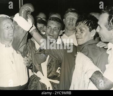 Der mexikanische Profiboxer Vicente Saldivar und Howard Winstone nach einem Spiel, 1967 Stockfoto