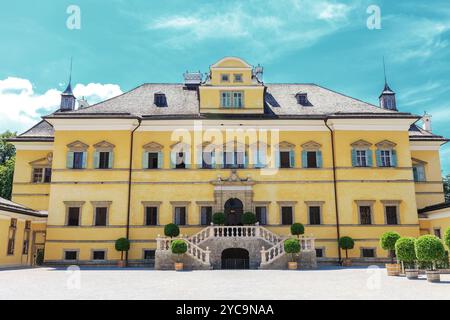 Salzburg, Österreich - 20. Juni 2019: Schloss Hellbrunn am blauen Himmel Stockfoto