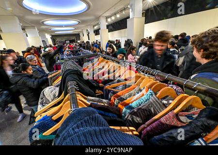 No Fast Fashion, großer Secondhand-Laden in La Halle aux Toiles in Rouen (Nordwesten Frankreichs) am 6. Januar 2024. Verkauf von Second-Hand-Jeans und Schild Indica Stockfoto