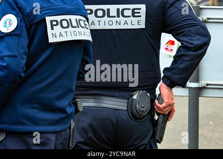 Nationale Polizei: Zwei Polizisten auf einer Straße, Polizist mit der Hand auf der Pistole *** Lokale Bildunterschrift *** Stockfoto