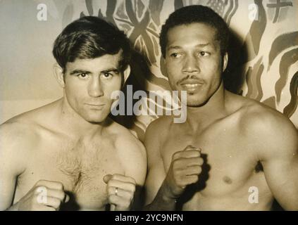 Der französische Boxer Joseph Gonzales und der Amerikaner Ernie Budford, 1960er Stockfoto